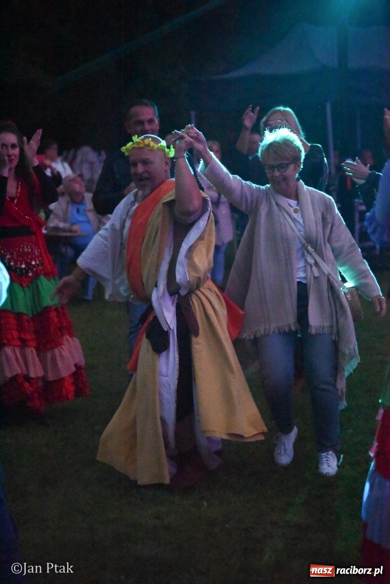 Zdjęcie w galerii na portalu naszraciborz.pl: Winobranie, ogień i cygańska muzyka w Krowiarkach. Fanny Days 2026 za nami [FOTOREPORTAŻ] wiadomości z regionu