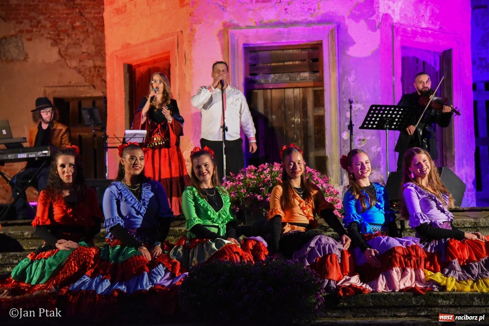 Zdjęcie w galerii na portalu naszraciborz.pl: Winobranie, ogień i cygańska muzyka w Krowiarkach. Fanny Days 2026 za nami [FOTOREPORTAŻ] wiadomości z regionu