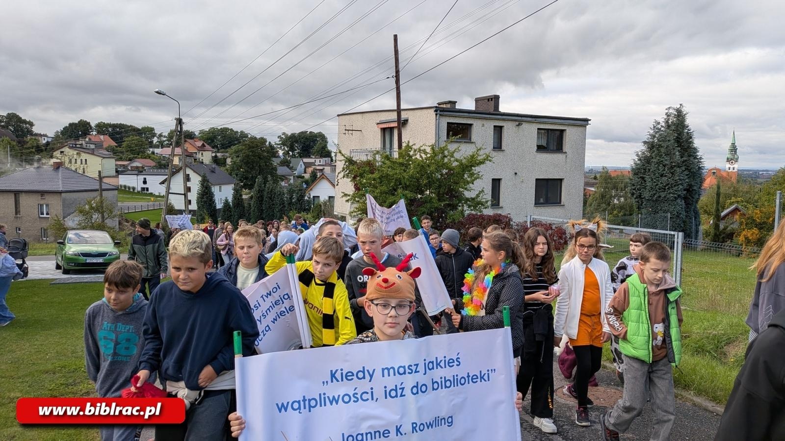 Zdjęcie w galerii na portalu naszraciborz.pl: Czytelnicy na ulicy, czyli Zaczytana Banda w akcji wiadomości z regionu