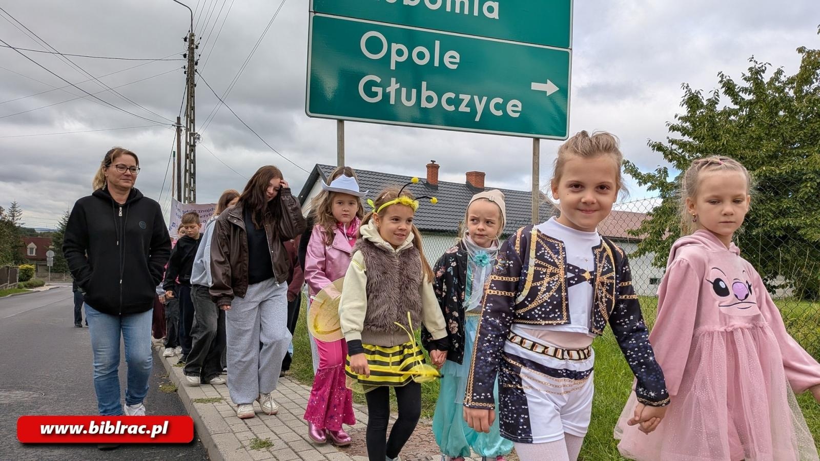 Zdjęcie w galerii na portalu naszraciborz.pl: Czytelnicy na ulicy, czyli Zaczytana Banda w akcji wiadomości z regionu