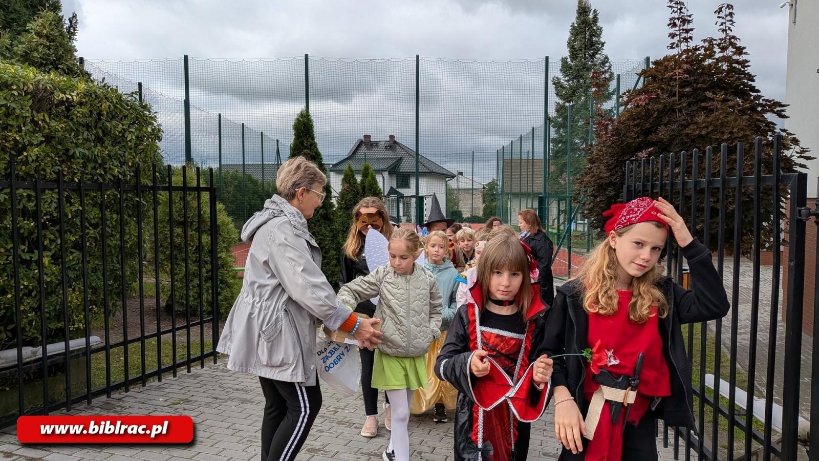 Zdjęcie w galerii na portalu naszraciborz.pl: Czytelnicy na ulicy, czyli Zaczytana Banda w akcji wiadomości z regionu