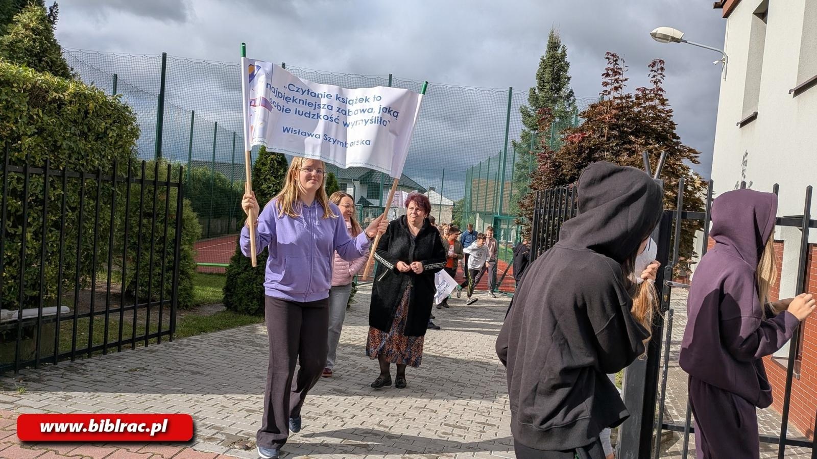 Zdjęcie w galerii na portalu naszraciborz.pl: Czytelnicy na ulicy, czyli Zaczytana Banda w akcji wiadomości z regionu