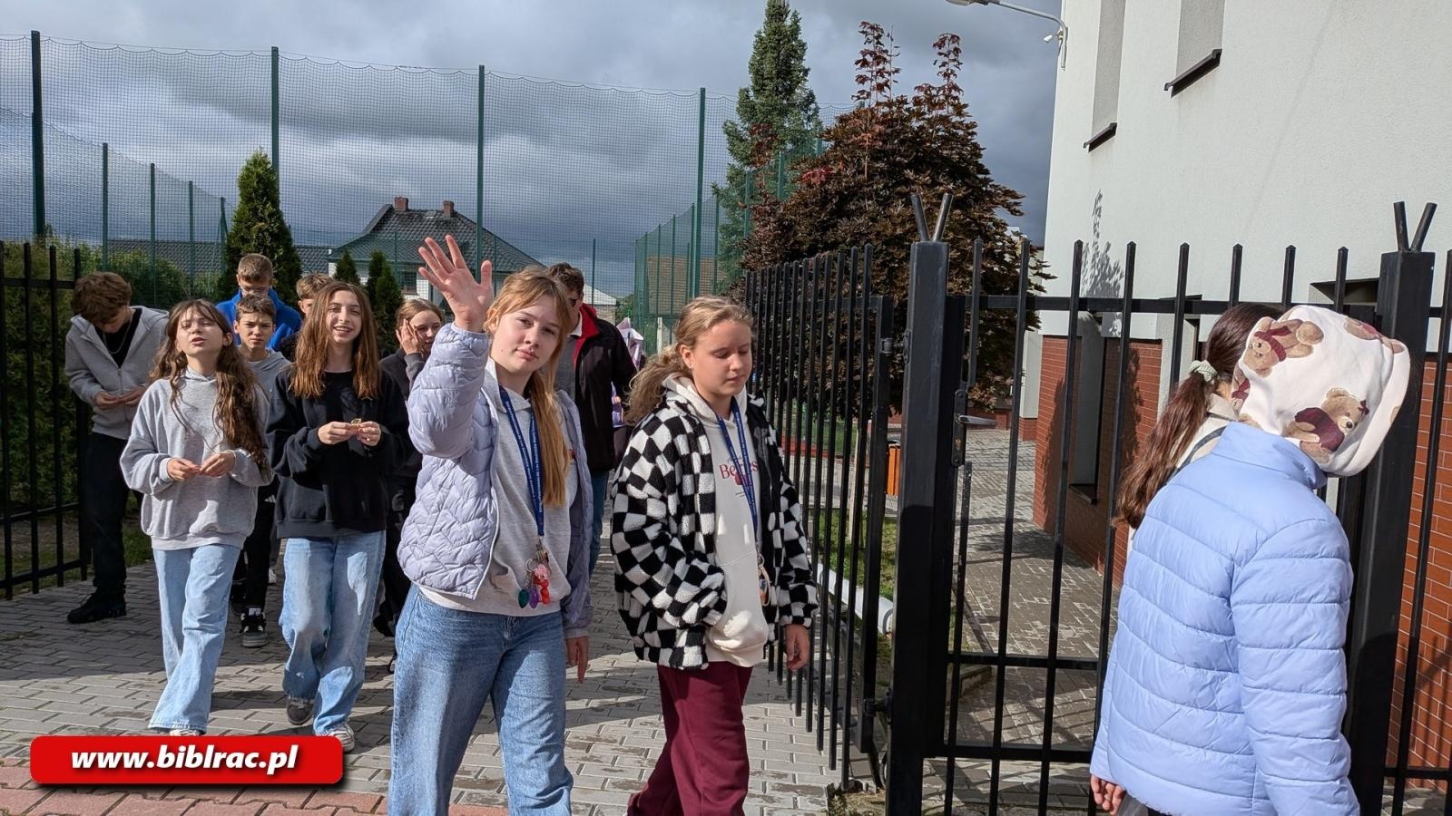 Zdjęcie w galerii na portalu naszraciborz.pl: Czytelnicy na ulicy, czyli Zaczytana Banda w akcji wiadomości z regionu