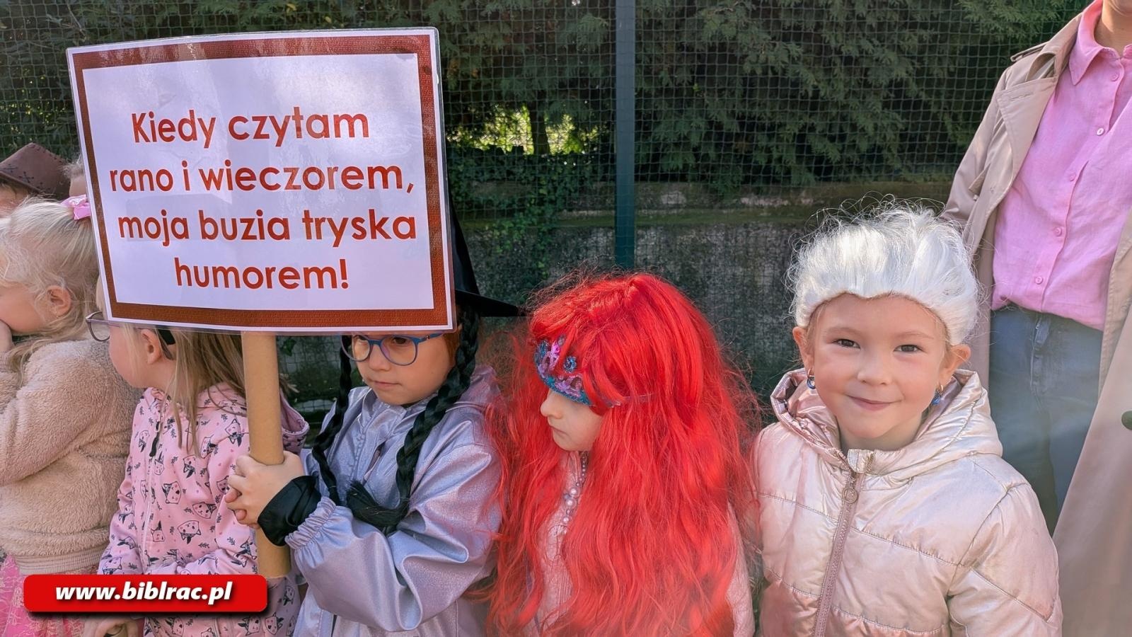Zdjęcie w galerii na portalu naszraciborz.pl: Czytelnicy na ulicy, czyli Zaczytana Banda w akcji wiadomości z regionu