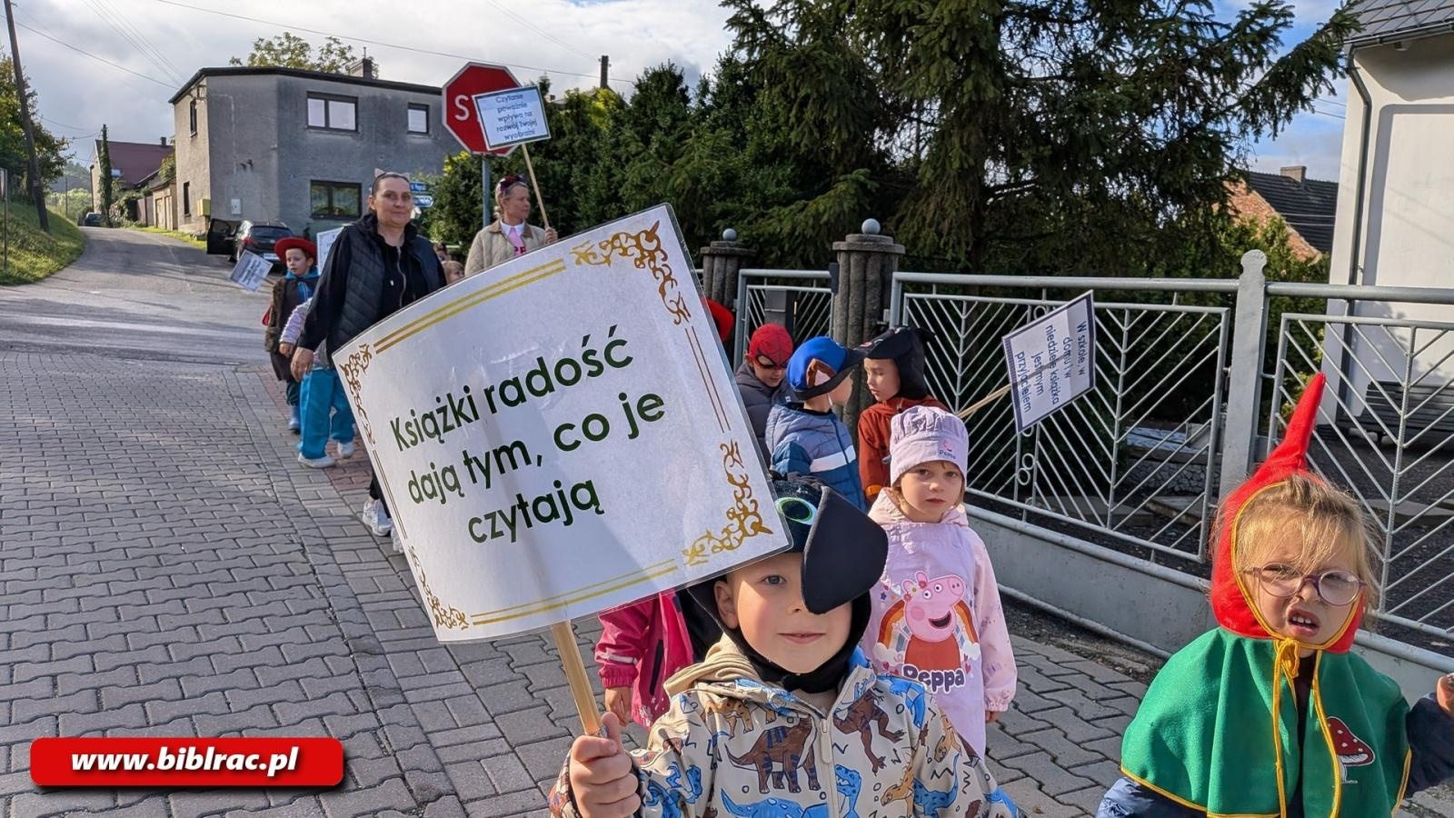 Zdjęcie w galerii na portalu naszraciborz.pl: Czytelnicy na ulicy, czyli Zaczytana Banda w akcji wiadomości z regionu