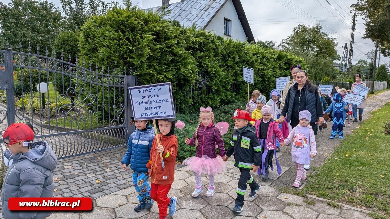 Zdjęcie w galerii na portalu naszraciborz.pl: Czytelnicy na ulicy, czyli Zaczytana Banda w akcji wiadomości z regionu