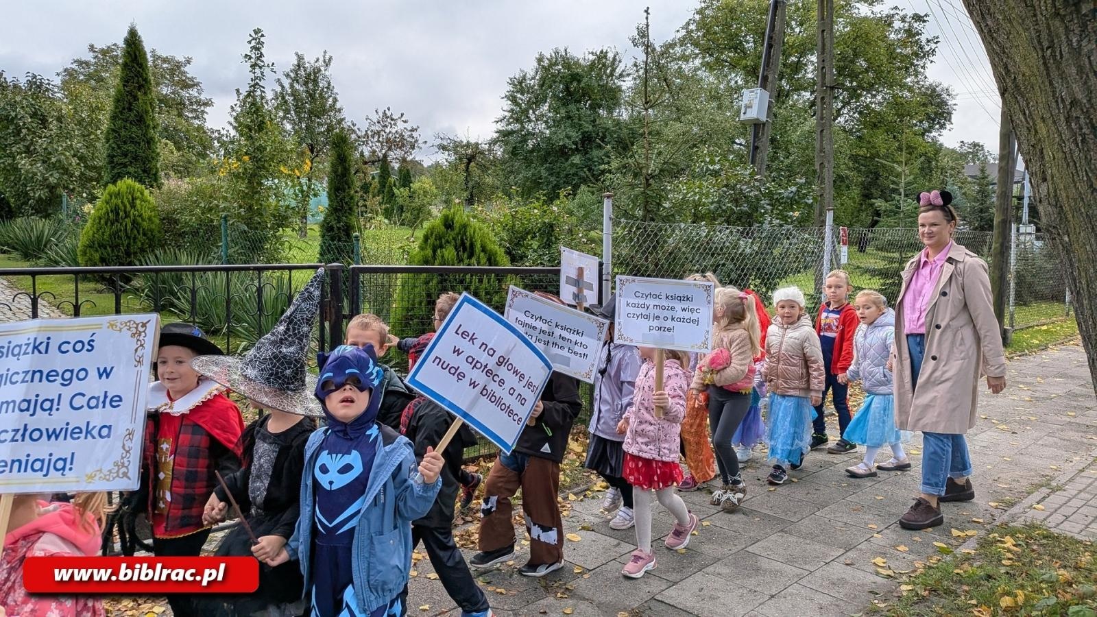 Zdjęcie w galerii na portalu naszraciborz.pl: Czytelnicy na ulicy, czyli Zaczytana Banda w akcji wiadomości z regionu