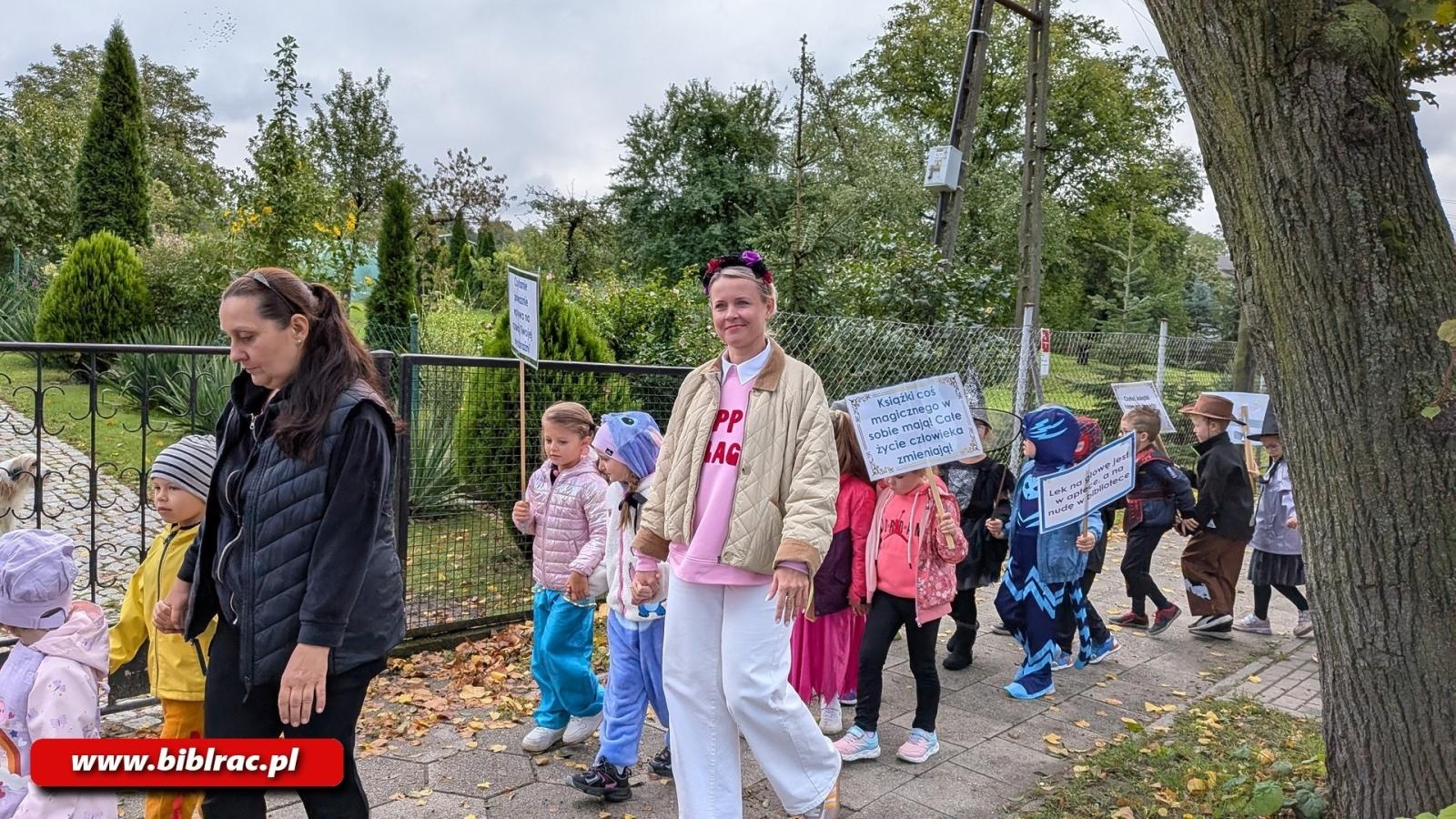 Zdjęcie w galerii na portalu naszraciborz.pl: Czytelnicy na ulicy, czyli Zaczytana Banda w akcji wiadomości z regionu