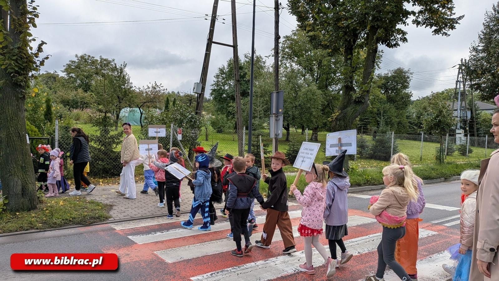 Zdjęcie w galerii na portalu naszraciborz.pl: Czytelnicy na ulicy, czyli Zaczytana Banda w akcji wiadomości z regionu