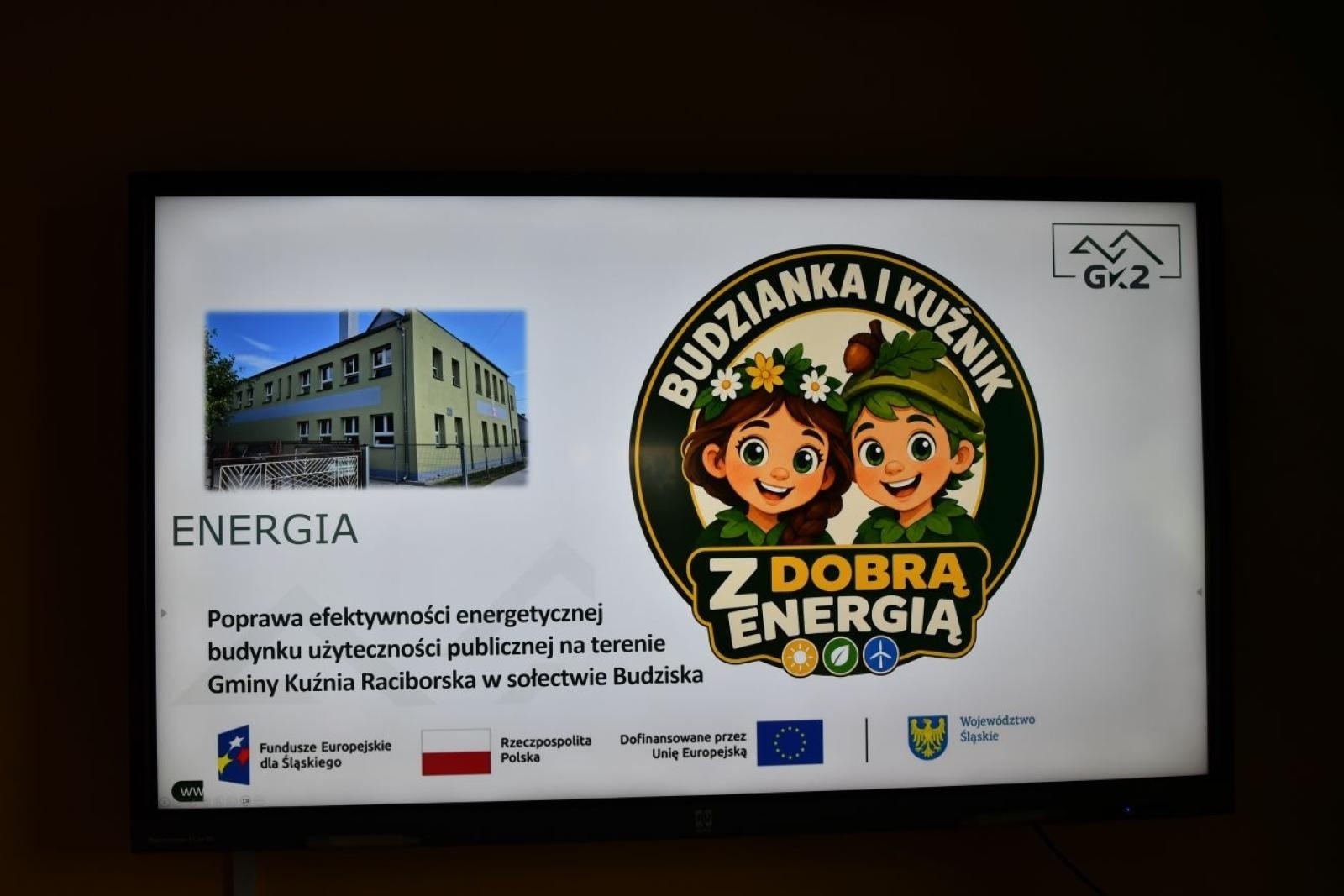 Zdjęcie w galerii na portalu naszraciborz.pl: Uczniowie z Budzisk sprawdzili, jak zatrzymać ciepło. Praktyczna lekcja o energii po termomodernizacji szkoły wiadomości z regionu