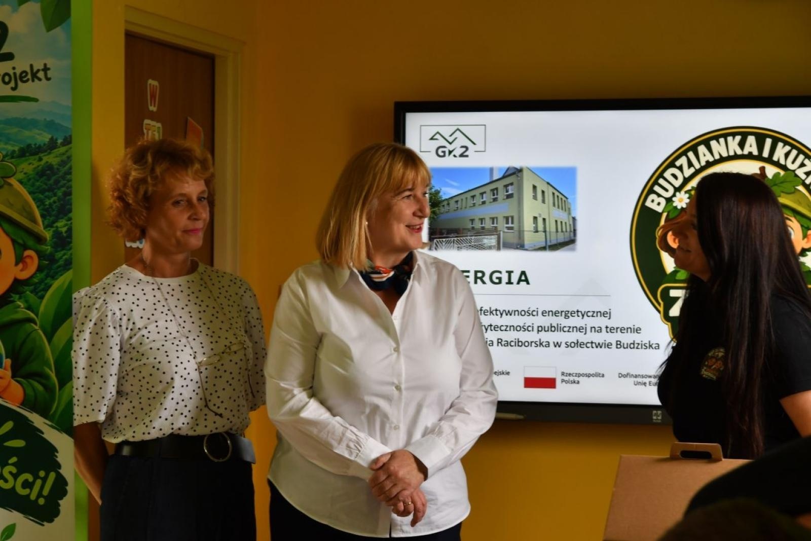 Zdjęcie w galerii na portalu naszraciborz.pl: Uczniowie z Budzisk sprawdzili, jak zatrzymać ciepło. Praktyczna lekcja o energii po termomodernizacji szkoły wiadomości z regionu