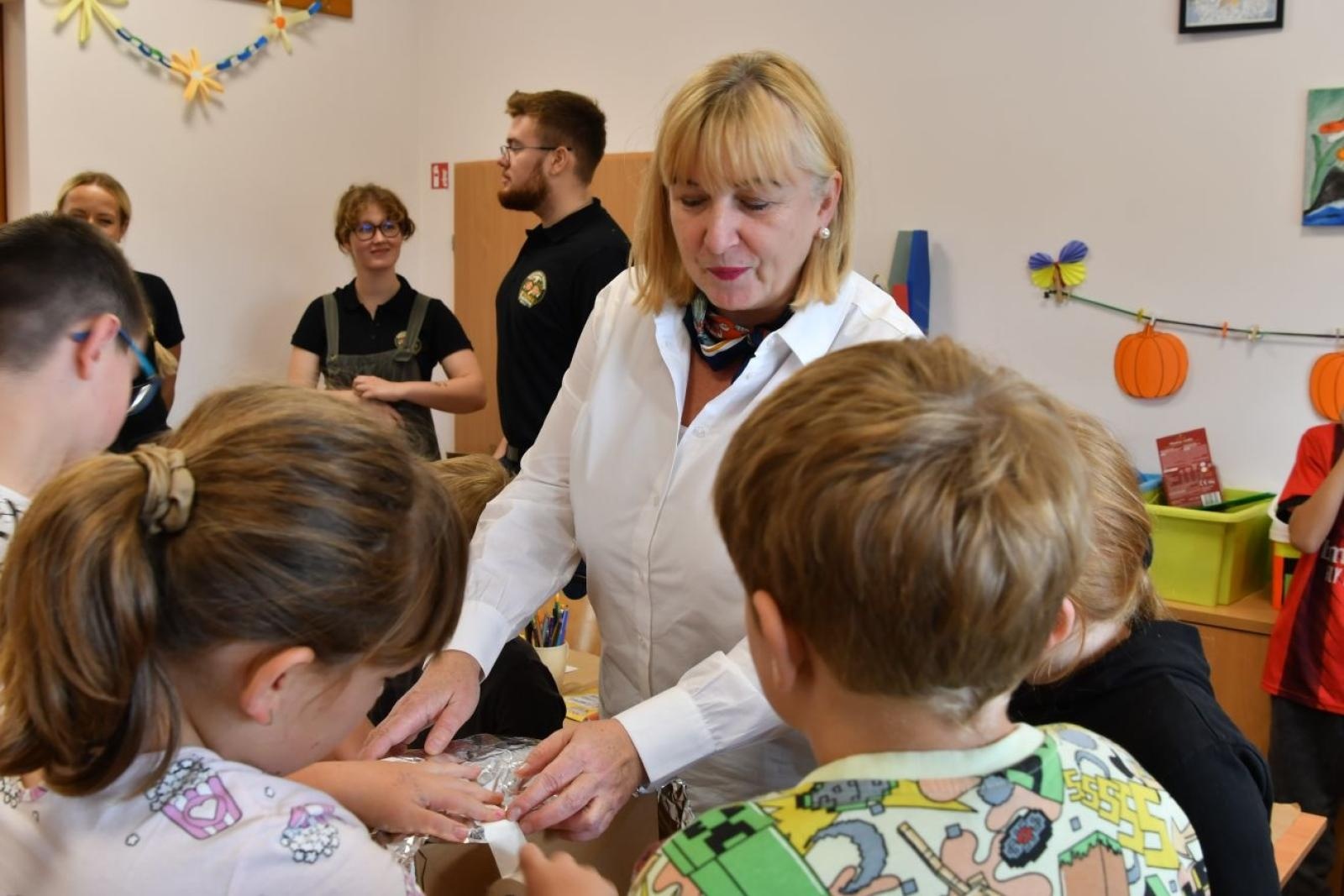 Zdjęcie w galerii na portalu naszraciborz.pl: Uczniowie z Budzisk sprawdzili, jak zatrzymać ciepło. Praktyczna lekcja o energii po termomodernizacji szkoły wiadomości z regionu