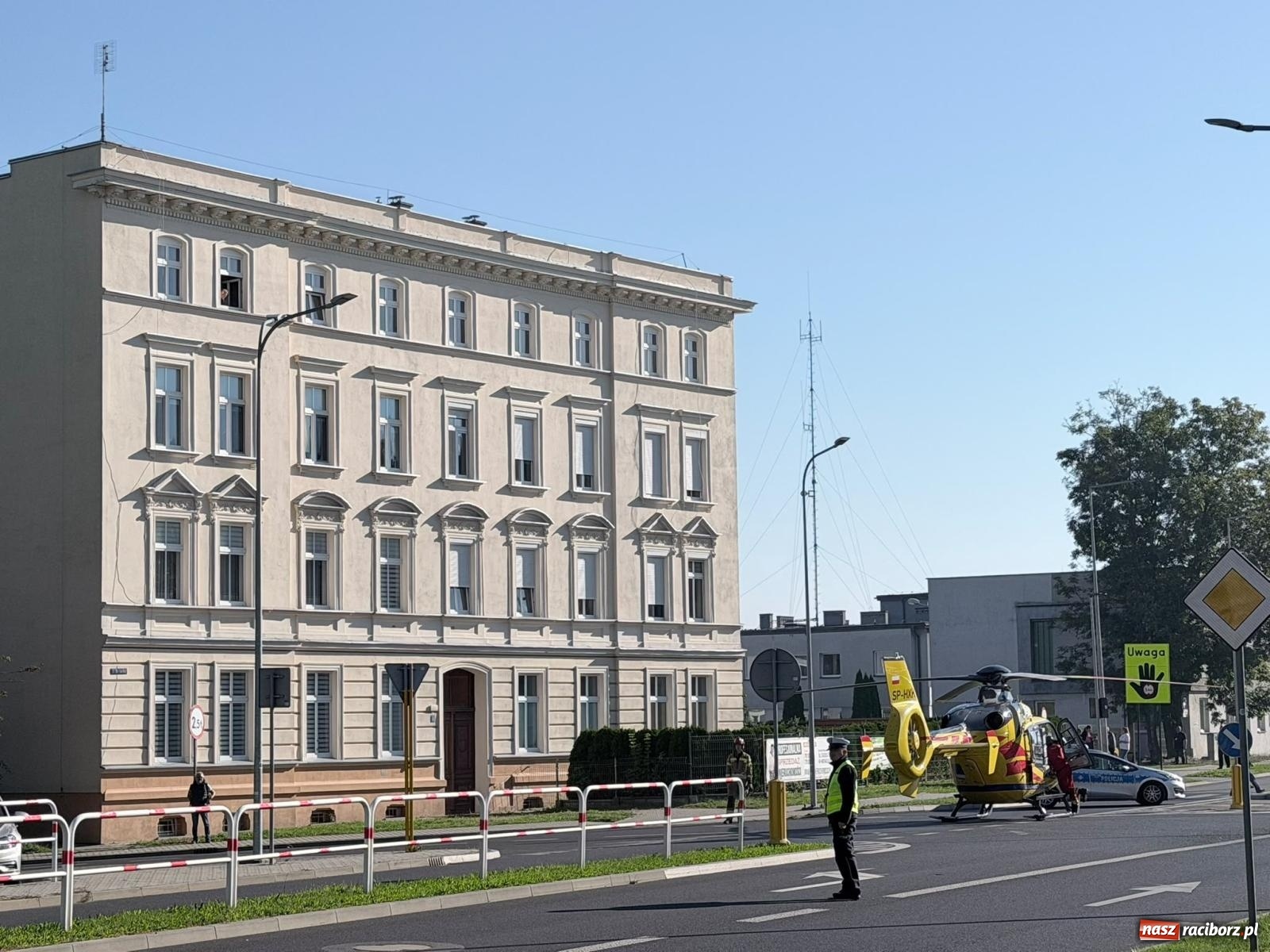 Zdjęcie w galerii na portalu naszraciborz.pl: Akcja służb przy Bosackiej. Lądował śmigłowiec LPR [FOTO] wiadomości z regionu