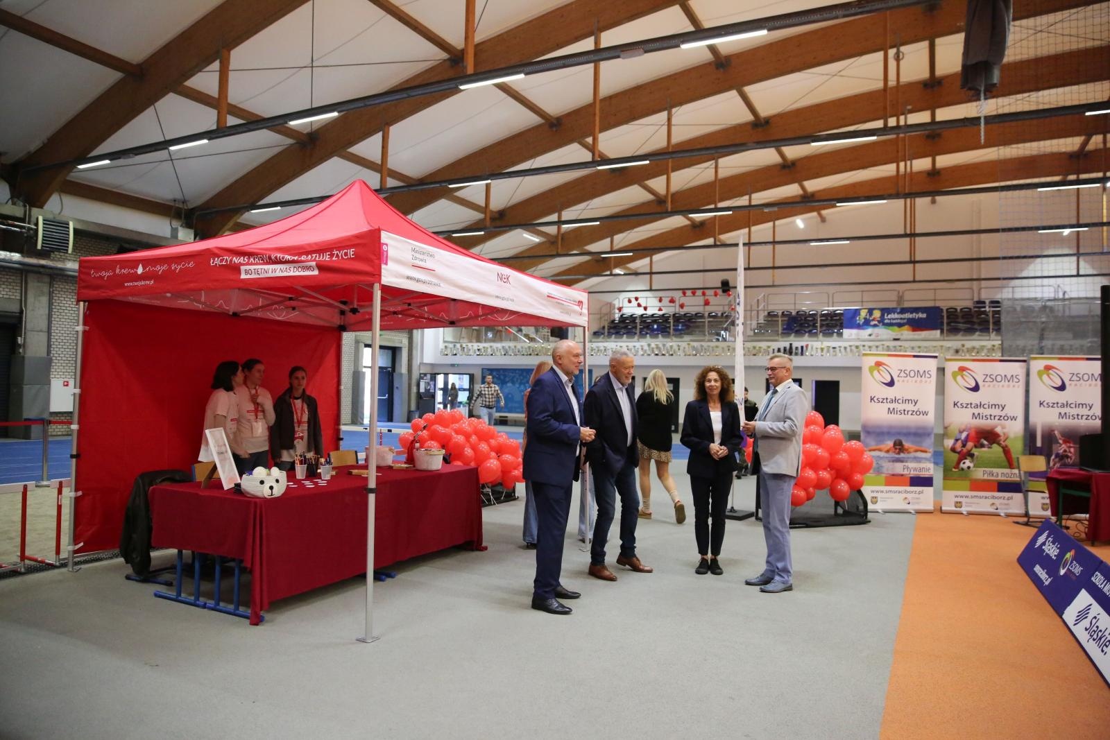 Zdjęcie w galerii na portalu naszraciborz.pl: Bo tętni w nas dobro – regionalny event krwiodawtswa w ZSOMS w Raciborzu! wiadomości z regionu