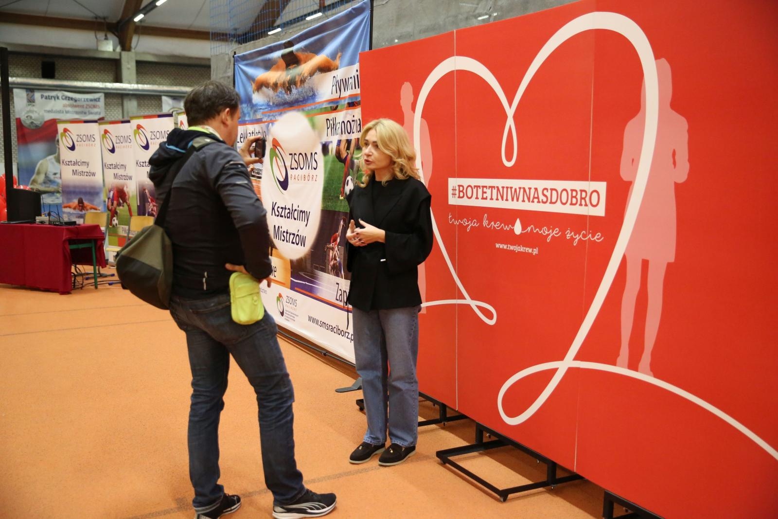 Zdjęcie w galerii na portalu naszraciborz.pl: Bo tętni w nas dobro – regionalny event krwiodawtswa w ZSOMS w Raciborzu! wiadomości z regionu