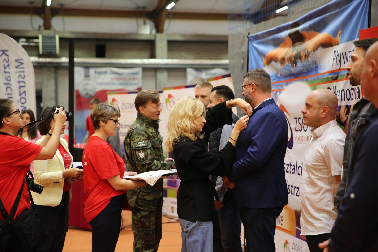 Zdjęcie w galerii na portalu naszraciborz.pl: Bo tętni w nas dobro – regionalny event krwiodawtswa w ZSOMS w Raciborzu! wiadomości z regionu