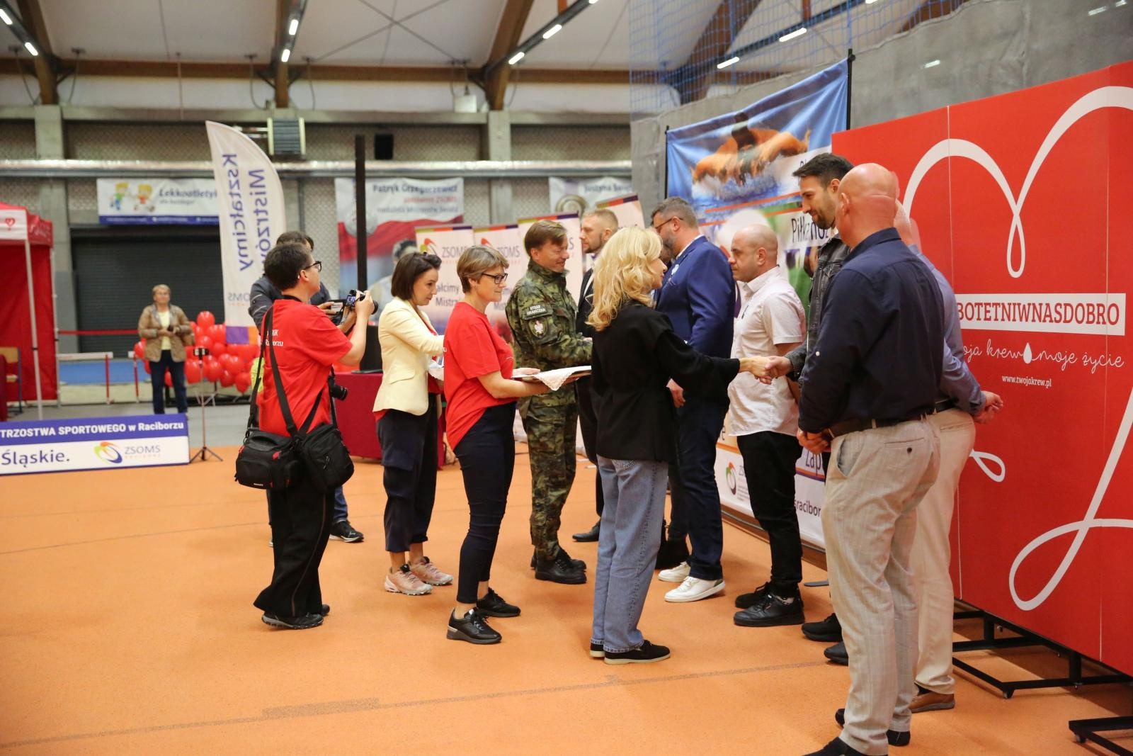 Zdjęcie w galerii na portalu naszraciborz.pl: Bo tętni w nas dobro – regionalny event krwiodawtswa w ZSOMS w Raciborzu! wiadomości z regionu