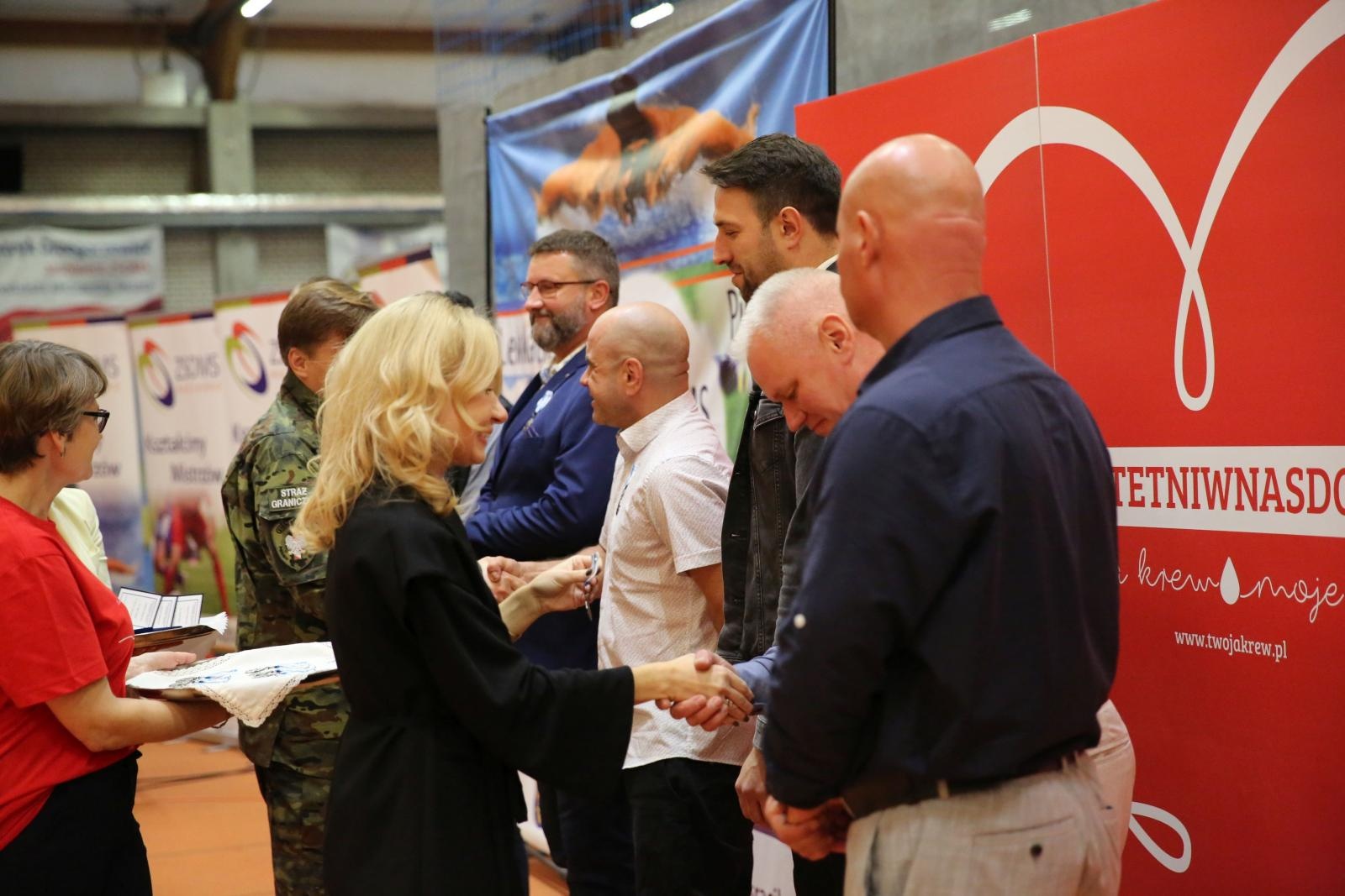 Zdjęcie w galerii na portalu naszraciborz.pl: Bo tętni w nas dobro – regionalny event krwiodawtswa w ZSOMS w Raciborzu! wiadomości z regionu