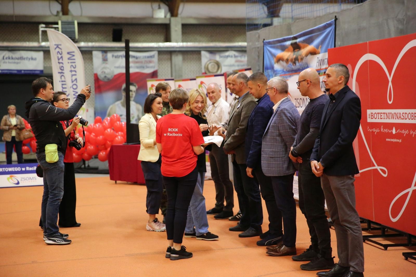 Zdjęcie w galerii na portalu naszraciborz.pl: Bo tętni w nas dobro – regionalny event krwiodawtswa w ZSOMS w Raciborzu! wiadomości z regionu