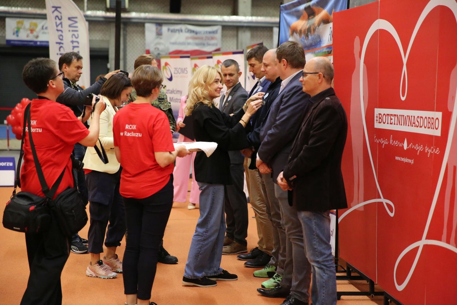 Zdjęcie w galerii na portalu naszraciborz.pl: Bo tętni w nas dobro – regionalny event krwiodawtswa w ZSOMS w Raciborzu! wiadomości z regionu