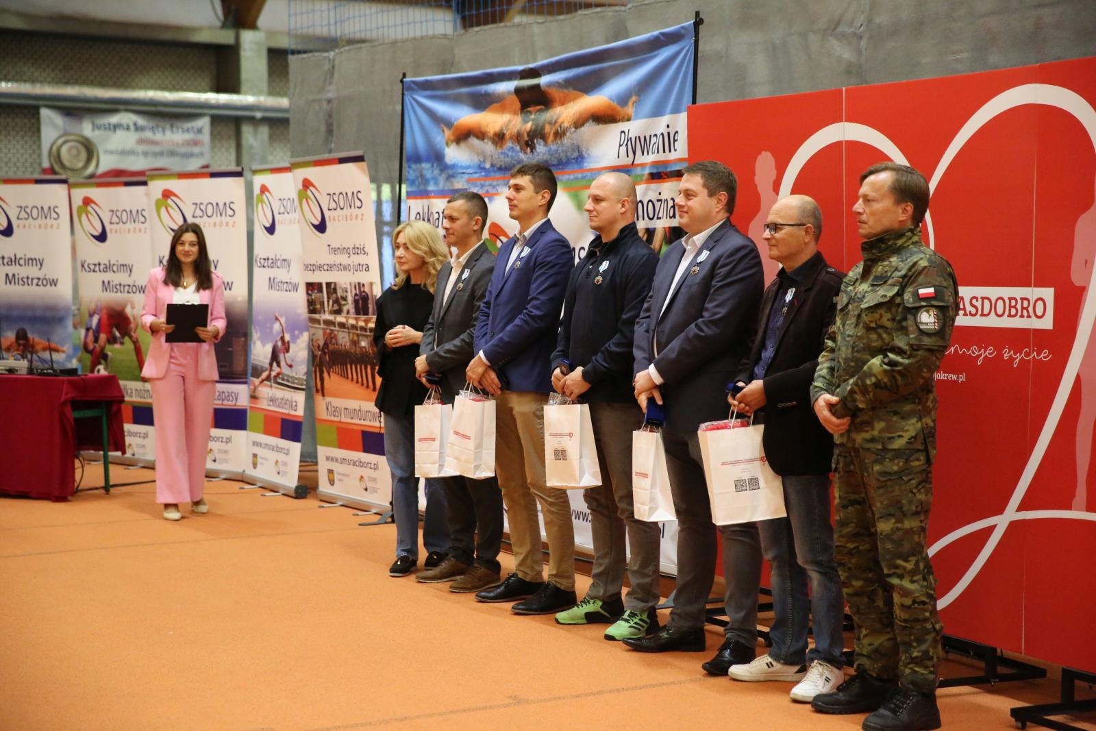 Zdjęcie w galerii na portalu naszraciborz.pl: Bo tętni w nas dobro – regionalny event krwiodawtswa w ZSOMS w Raciborzu! wiadomości z regionu