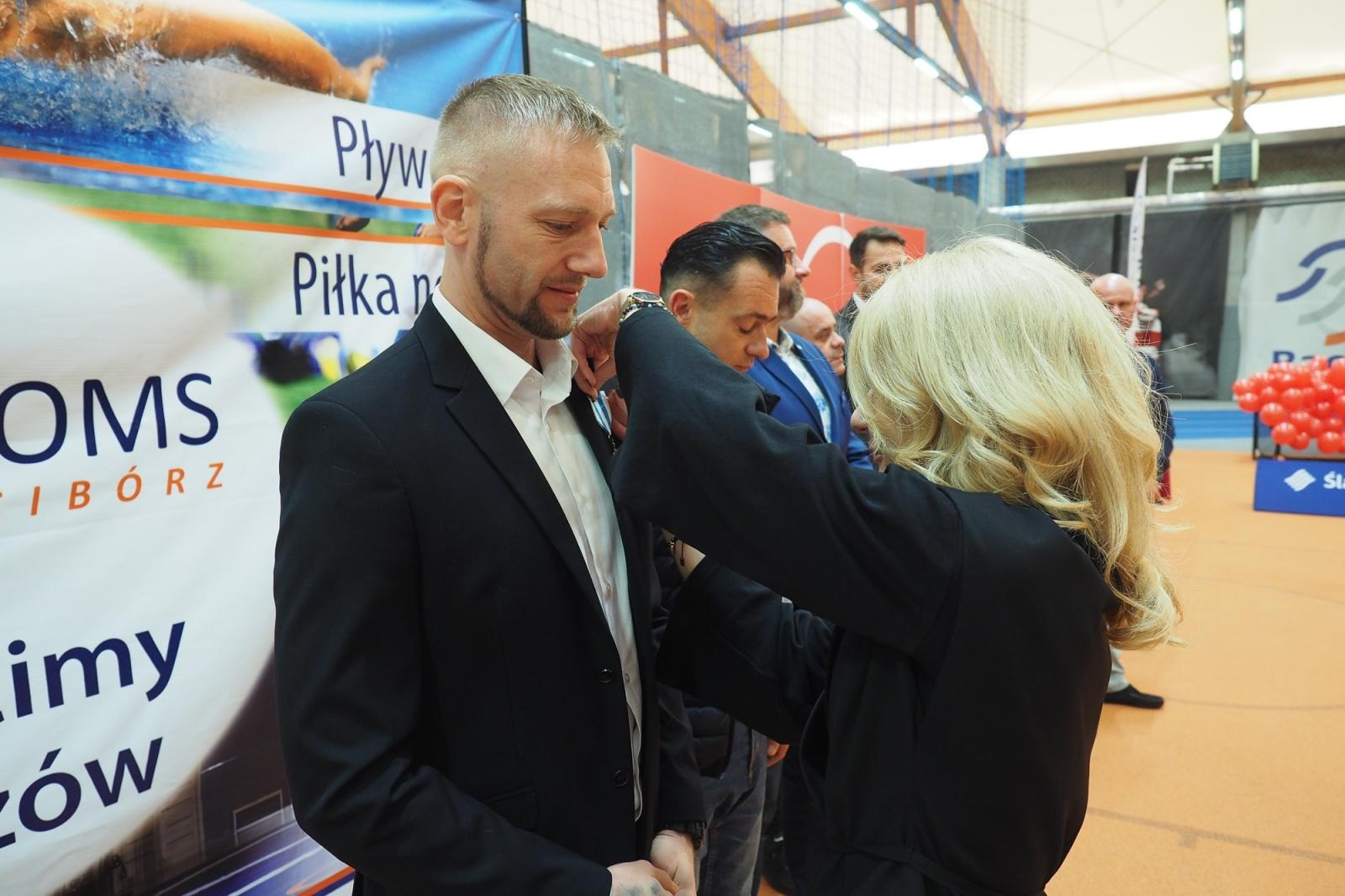 Zdjęcie w galerii na portalu naszraciborz.pl: W ZSOMS uhonorowano zasłużonych krwiodawców wiadomości z regionu