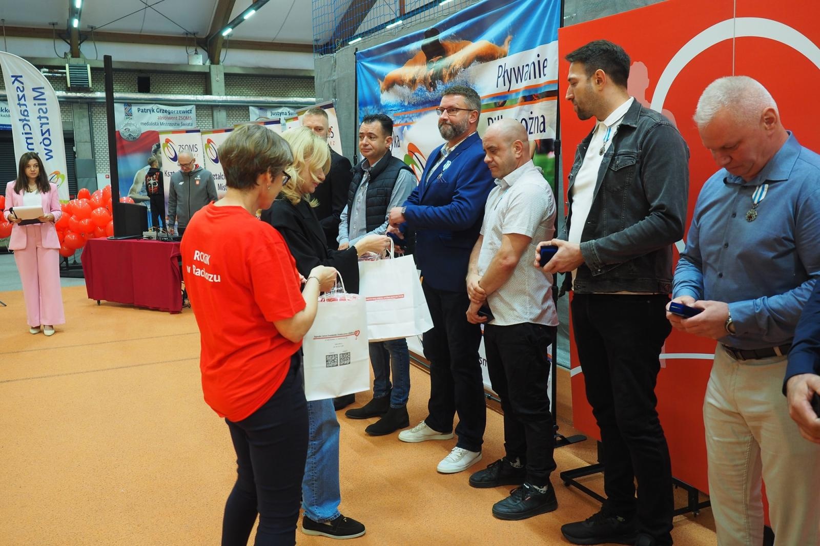 Zdjęcie w galerii na portalu naszraciborz.pl: W ZSOMS uhonorowano zasłużonych krwiodawców wiadomości z regionu