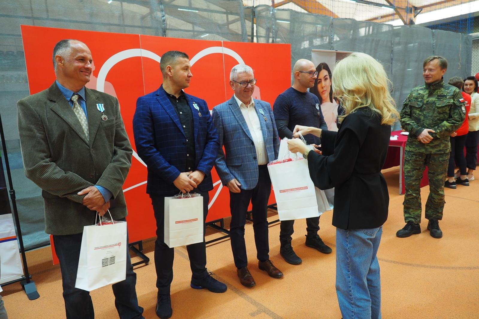 Zdjęcie w galerii na portalu naszraciborz.pl: W ZSOMS uhonorowano zasłużonych krwiodawców wiadomości z regionu