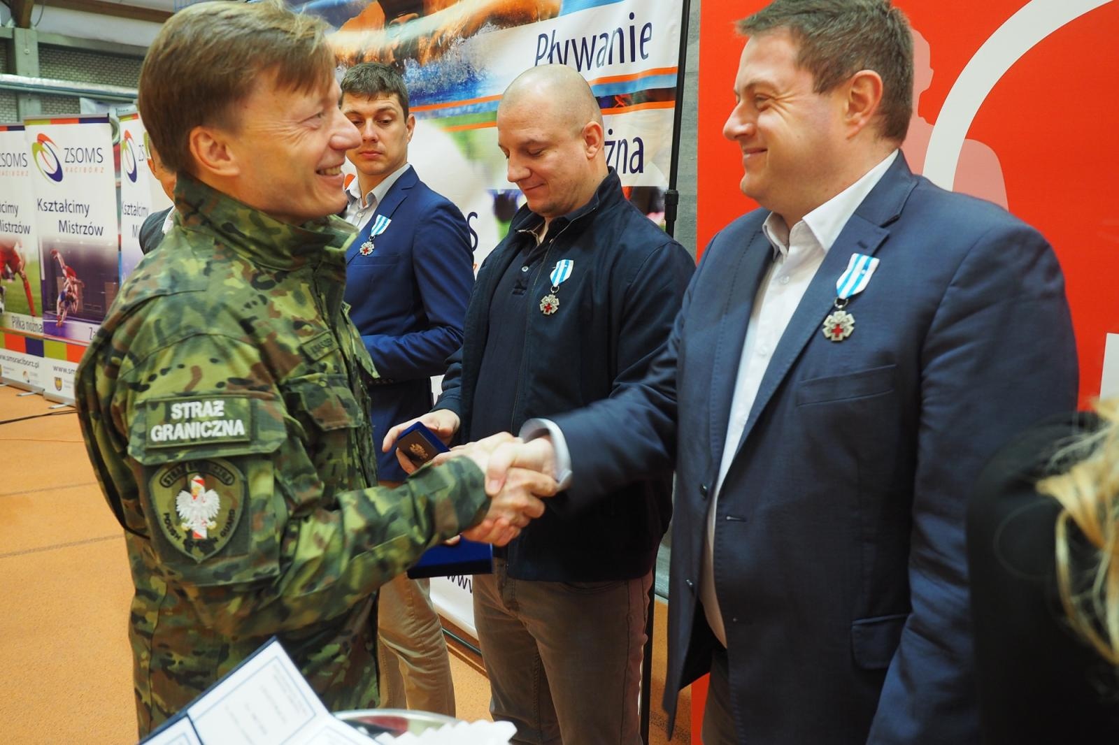 Zdjęcie w galerii na portalu naszraciborz.pl: W ZSOMS uhonorowano zasłużonych krwiodawców wiadomości z regionu