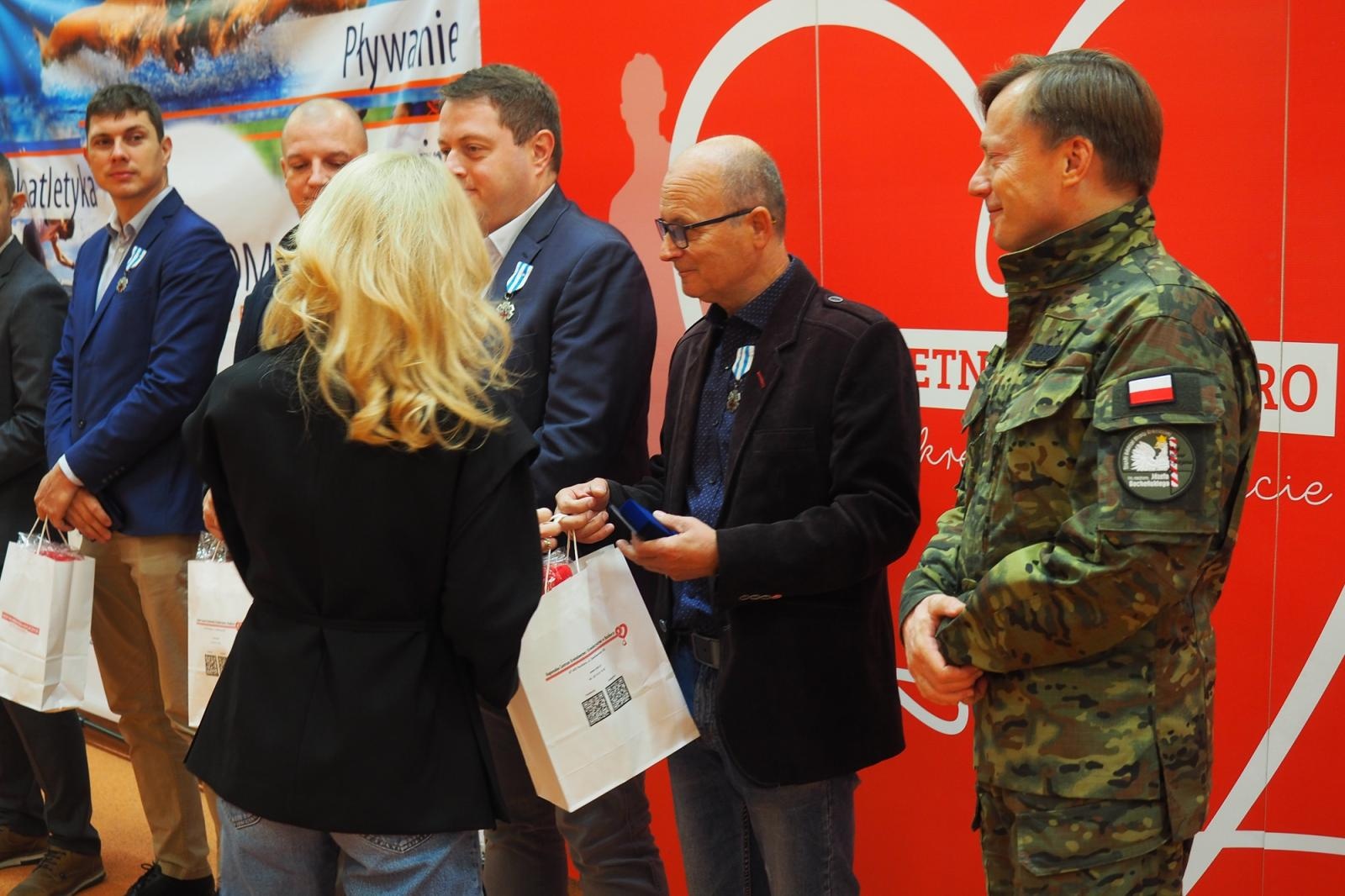 Zdjęcie w galerii na portalu naszraciborz.pl: W ZSOMS uhonorowano zasłużonych krwiodawców wiadomości z regionu