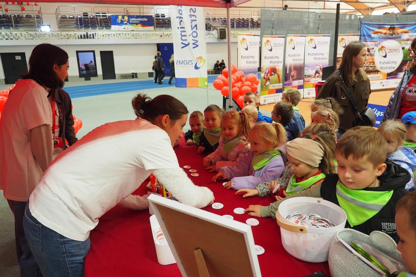Zdjęcie w galerii na portalu naszraciborz.pl: W ZSOMS uhonorowano zasłużonych krwiodawców wiadomości z regionu