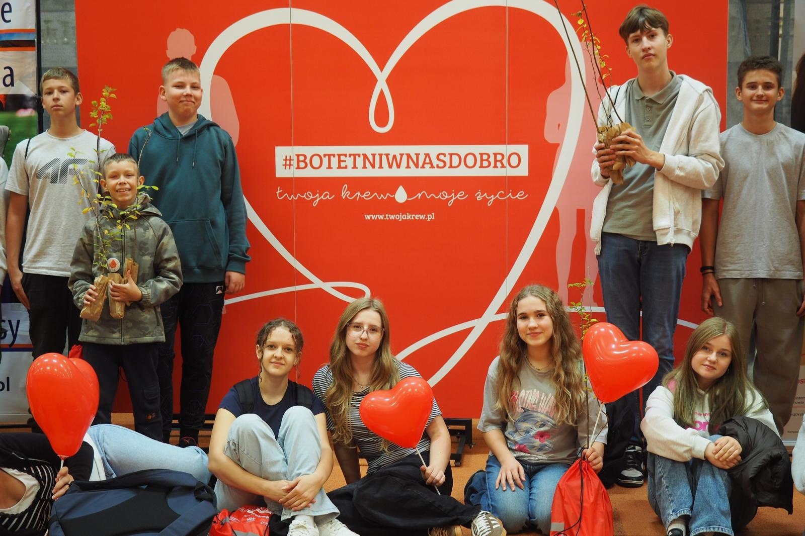 Zdjęcie w galerii na portalu naszraciborz.pl: W ZSOMS uhonorowano zasłużonych krwiodawców wiadomości z regionu
