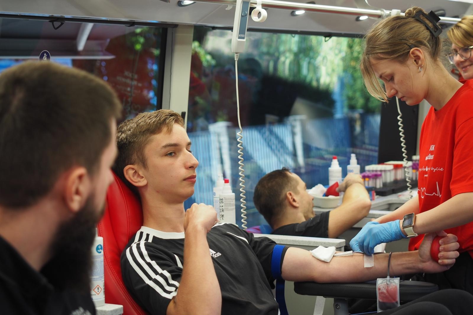 Zdjęcie w galerii na portalu naszraciborz.pl: W ZSOMS uhonorowano zasłużonych krwiodawców wiadomości z regionu