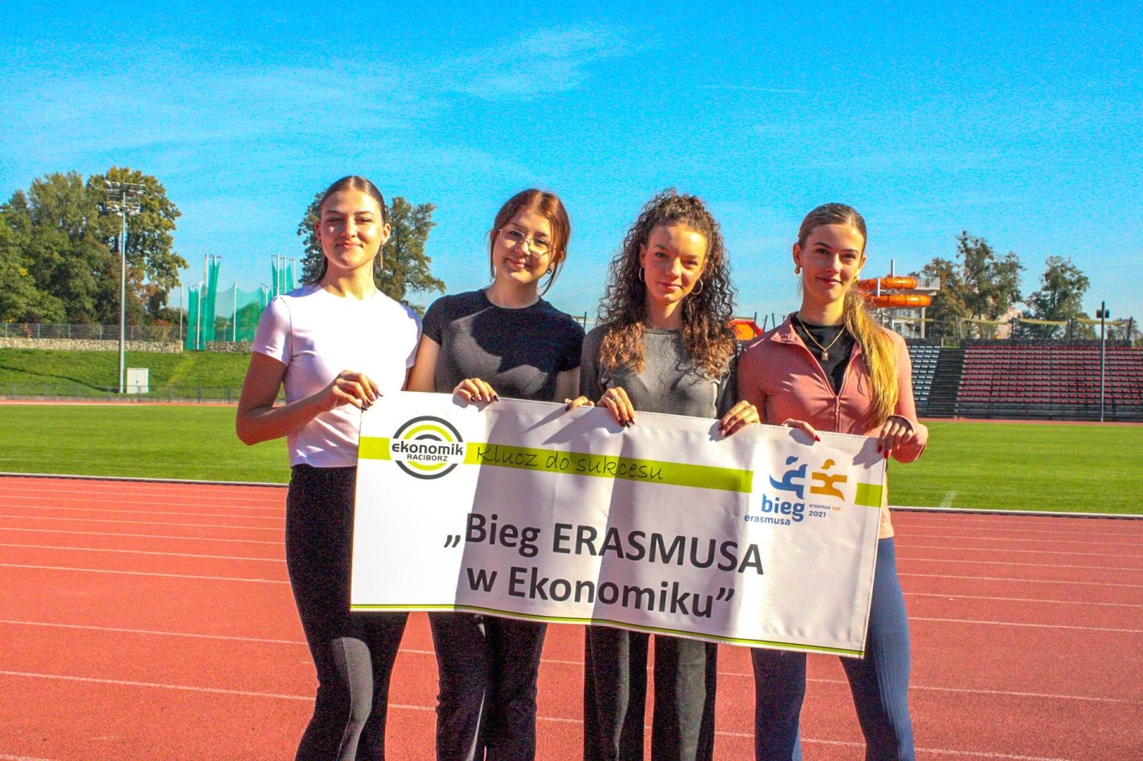 Zdjęcie w galerii na portalu naszraciborz.pl: VI Bieg Erasmusa w Ekonomiku – sportowa rywalizacja i integracja uczniów wiadomości z regionu