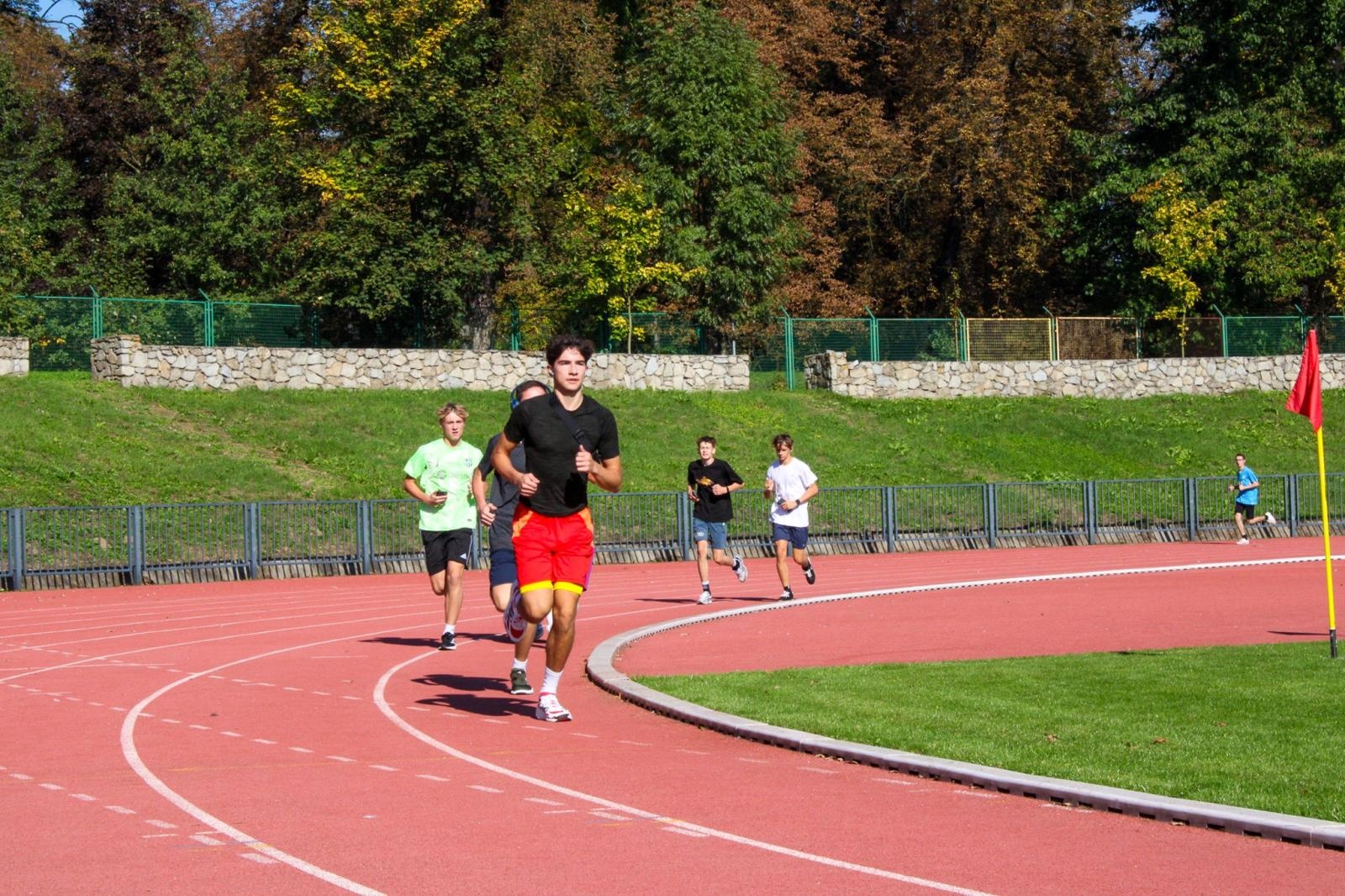 Zdjęcie w galerii na portalu naszraciborz.pl: VI Bieg Erasmusa w Ekonomiku – sportowa rywalizacja i integracja uczniów wiadomości z regionu