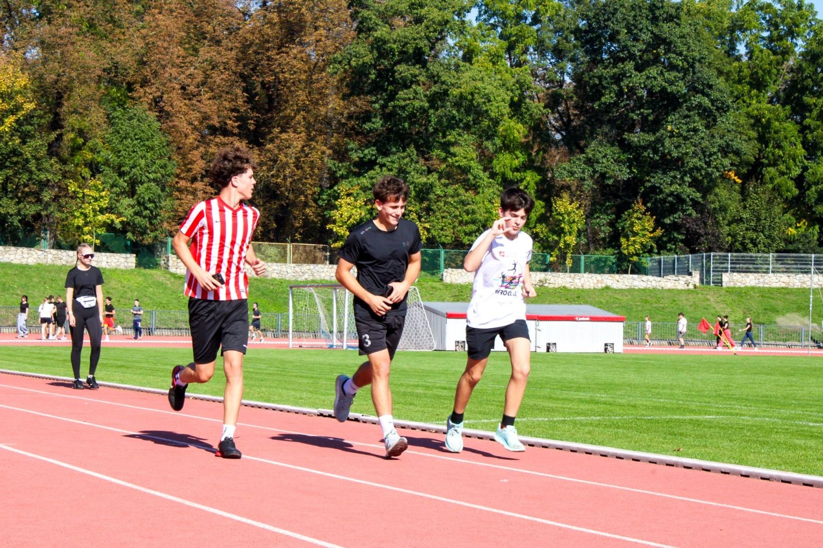 Zdjęcie w galerii na portalu naszraciborz.pl: VI Bieg Erasmusa w Ekonomiku – sportowa rywalizacja i integracja uczniów wiadomości z regionu