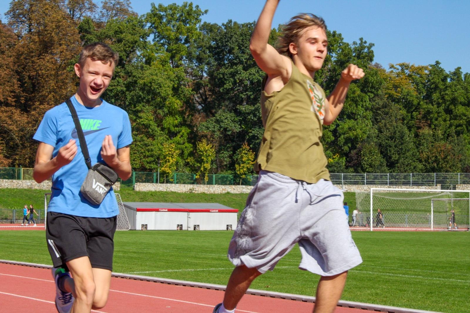Zdjęcie w galerii na portalu naszraciborz.pl: VI Bieg Erasmusa w Ekonomiku – sportowa rywalizacja i integracja uczniów wiadomości z regionu