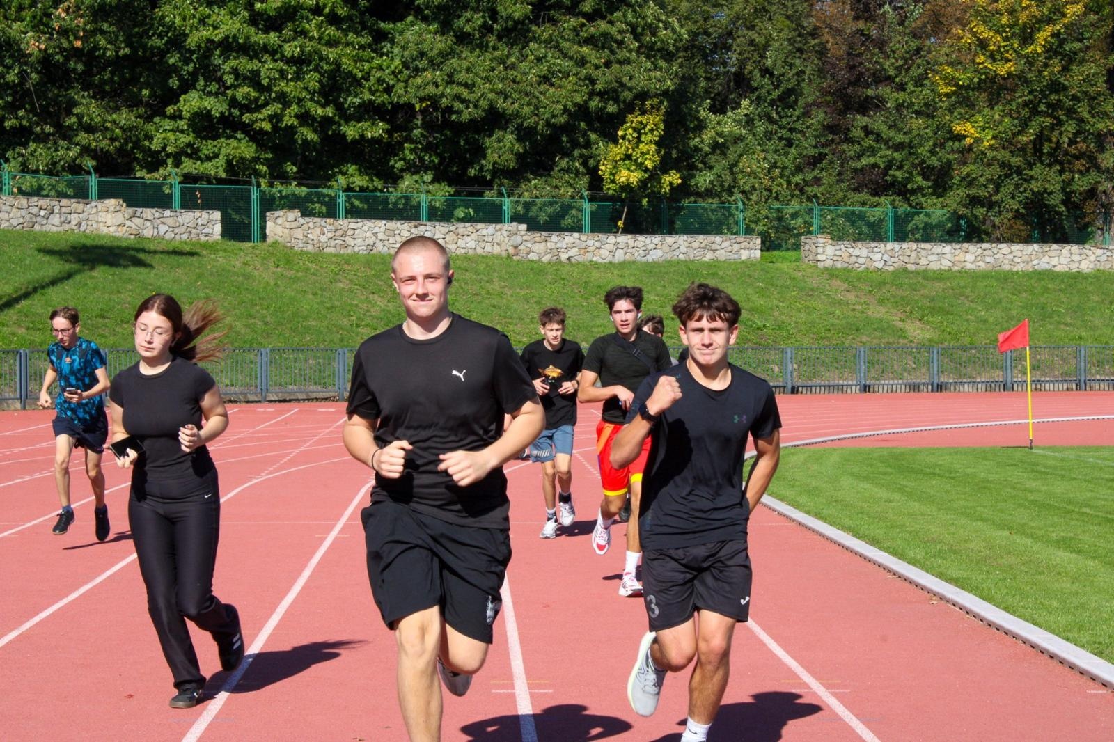 Zdjęcie w galerii na portalu naszraciborz.pl: VI Bieg Erasmusa w Ekonomiku – sportowa rywalizacja i integracja uczniów wiadomości z regionu