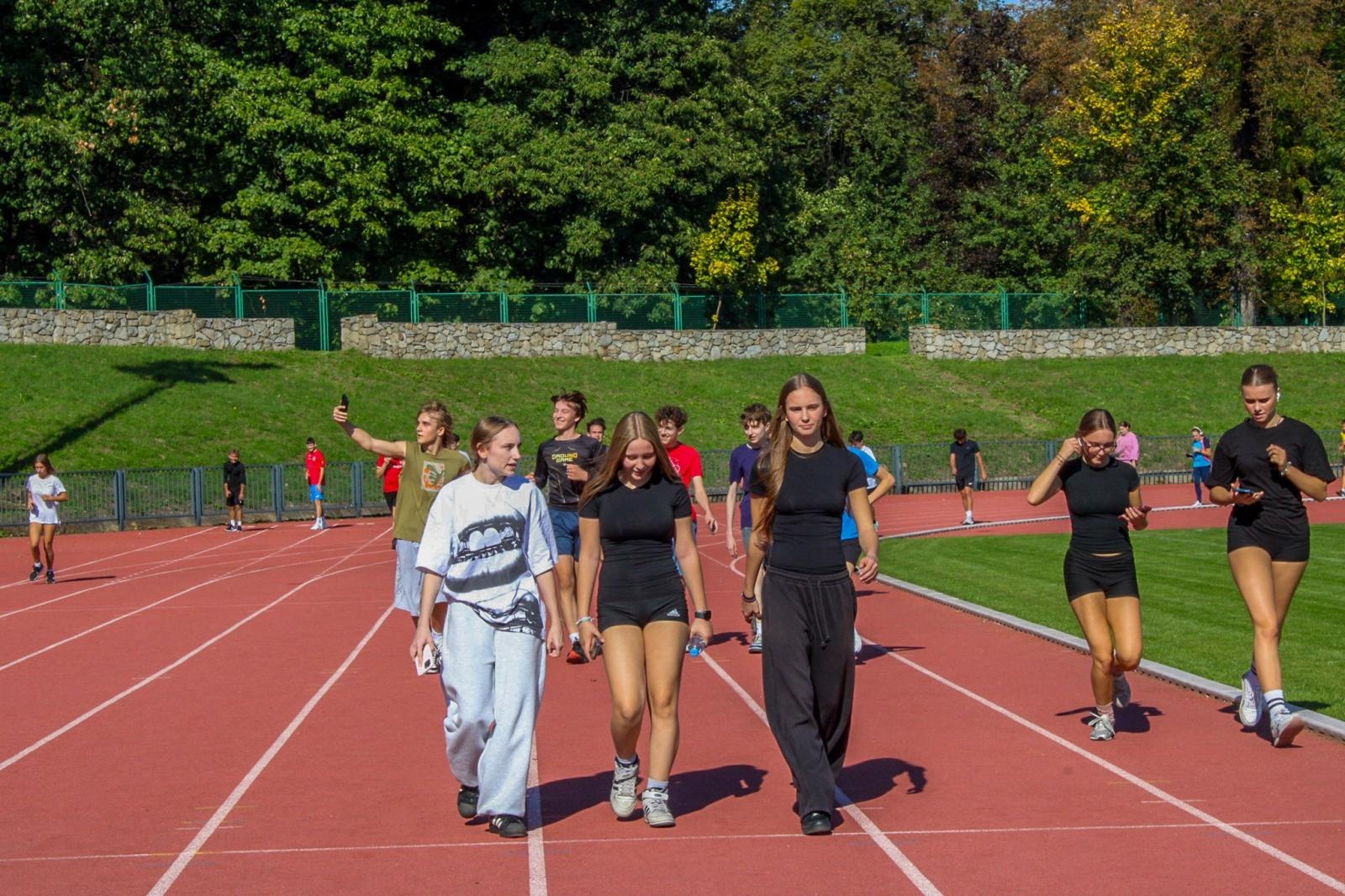 Zdjęcie w galerii na portalu naszraciborz.pl: VI Bieg Erasmusa w Ekonomiku – sportowa rywalizacja i integracja uczniów wiadomości z regionu