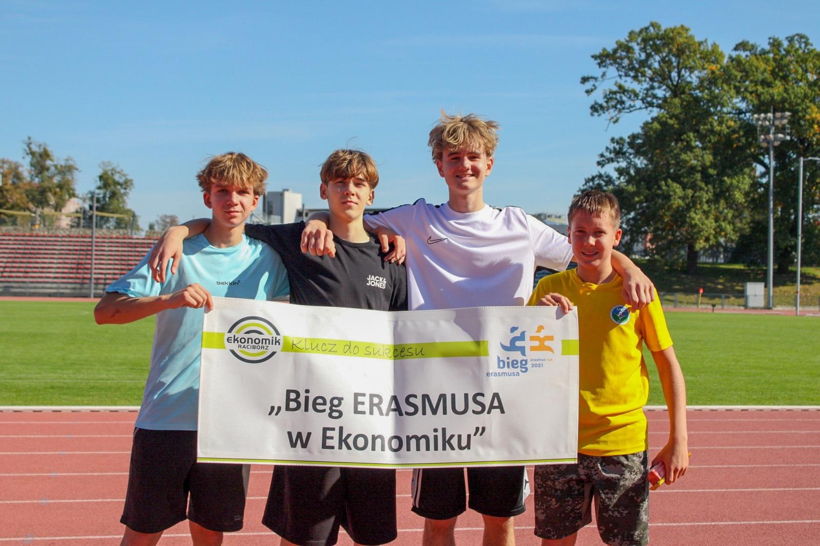 Zdjęcie w galerii na portalu naszraciborz.pl: VI Bieg Erasmusa w Ekonomiku – sportowa rywalizacja i integracja uczniów wiadomości z regionu