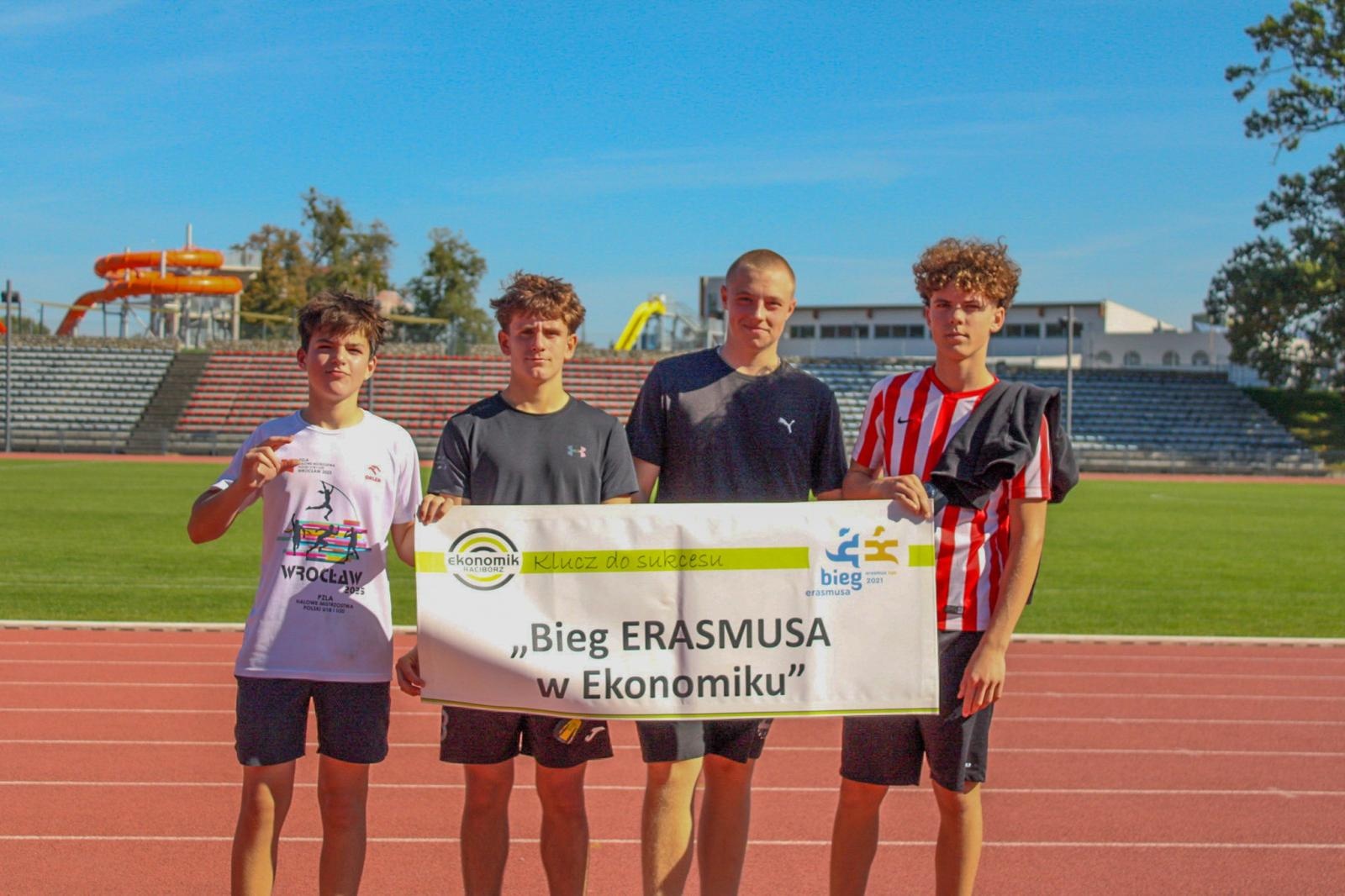 Zdjęcie w galerii na portalu naszraciborz.pl: VI Bieg Erasmusa w Ekonomiku – sportowa rywalizacja i integracja uczniów wiadomości z regionu