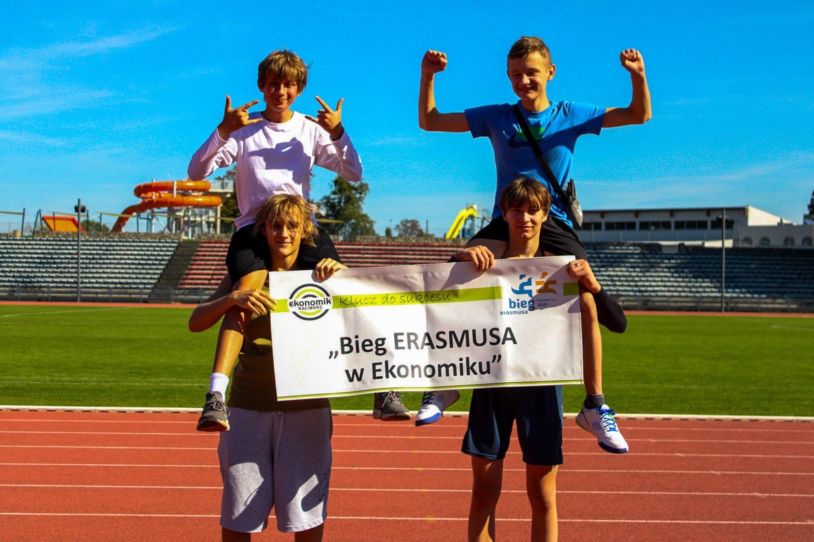 Zdjęcie w galerii na portalu naszraciborz.pl: VI Bieg Erasmusa w Ekonomiku – sportowa rywalizacja i integracja uczniów wiadomości z regionu