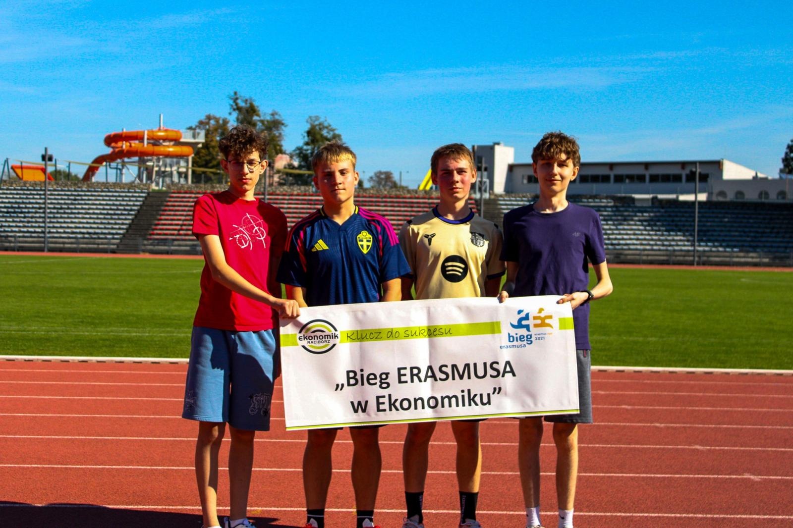 Zdjęcie w galerii na portalu naszraciborz.pl: VI Bieg Erasmusa w Ekonomiku – sportowa rywalizacja i integracja uczniów wiadomości z regionu