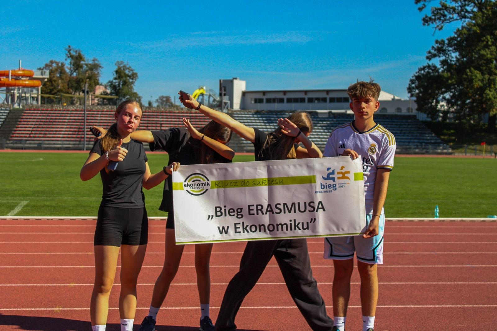 Zdjęcie w galerii na portalu naszraciborz.pl: VI Bieg Erasmusa w Ekonomiku – sportowa rywalizacja i integracja uczniów wiadomości z regionu