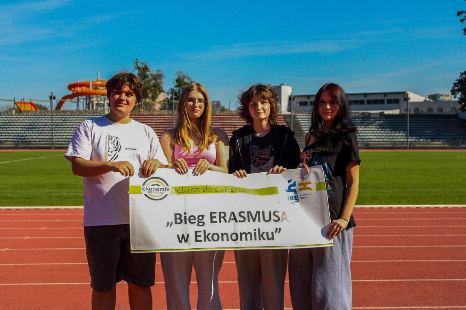 Zdjęcie w galerii na portalu naszraciborz.pl: VI Bieg Erasmusa w Ekonomiku – sportowa rywalizacja i integracja uczniów wiadomości z regionu