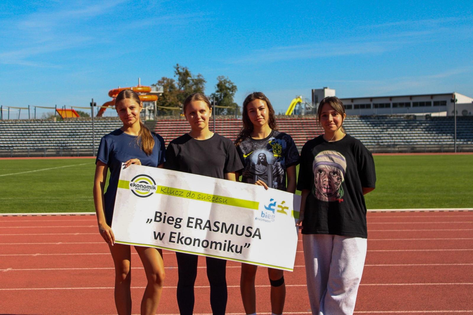 Zdjęcie w galerii na portalu naszraciborz.pl: VI Bieg Erasmusa w Ekonomiku – sportowa rywalizacja i integracja uczniów wiadomości z regionu