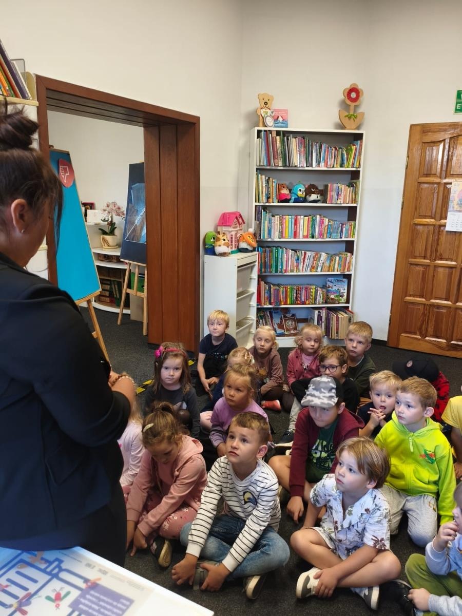 Zdjęcie w galerii na portalu naszraciborz.pl: Dobre relacje zaczynają się od małych gestów – zajęcia dla przedszkolaków w rudzkiej Bibliotece wiadomości z regionu