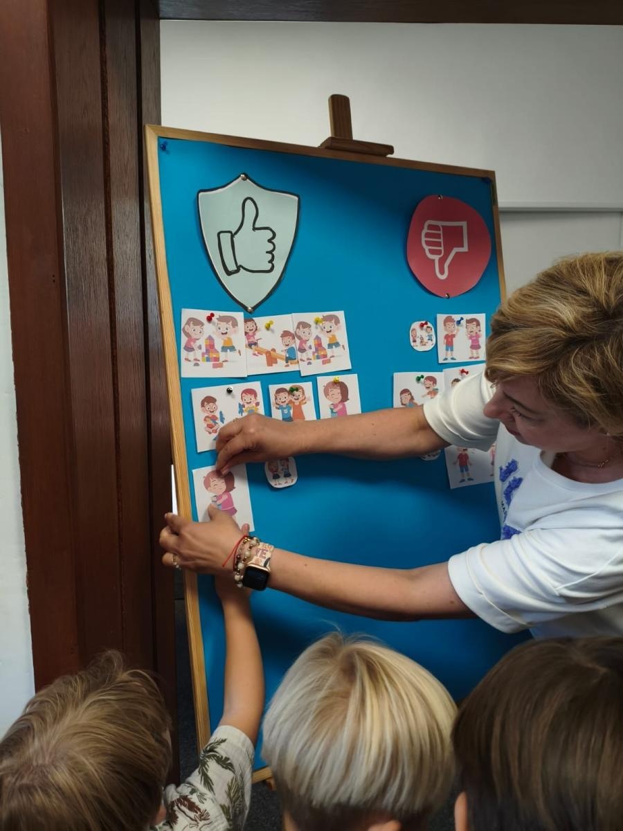 Zdjęcie w galerii na portalu naszraciborz.pl: Dobre relacje zaczynają się od małych gestów – zajęcia dla przedszkolaków w rudzkiej Bibliotece wiadomości z regionu