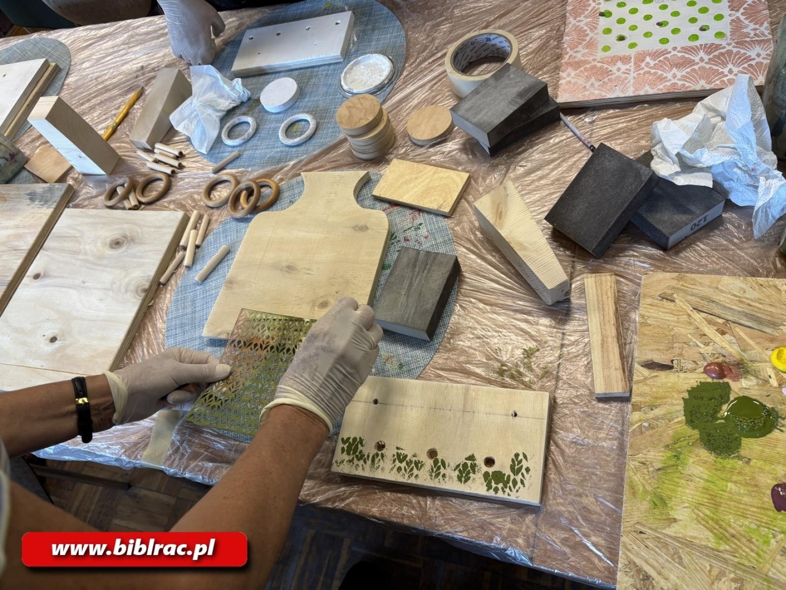 Zdjęcie w galerii na portalu naszraciborz.pl: Jesienne majsterkowanie w drewnie w Ocicach wiadomości z regionu
