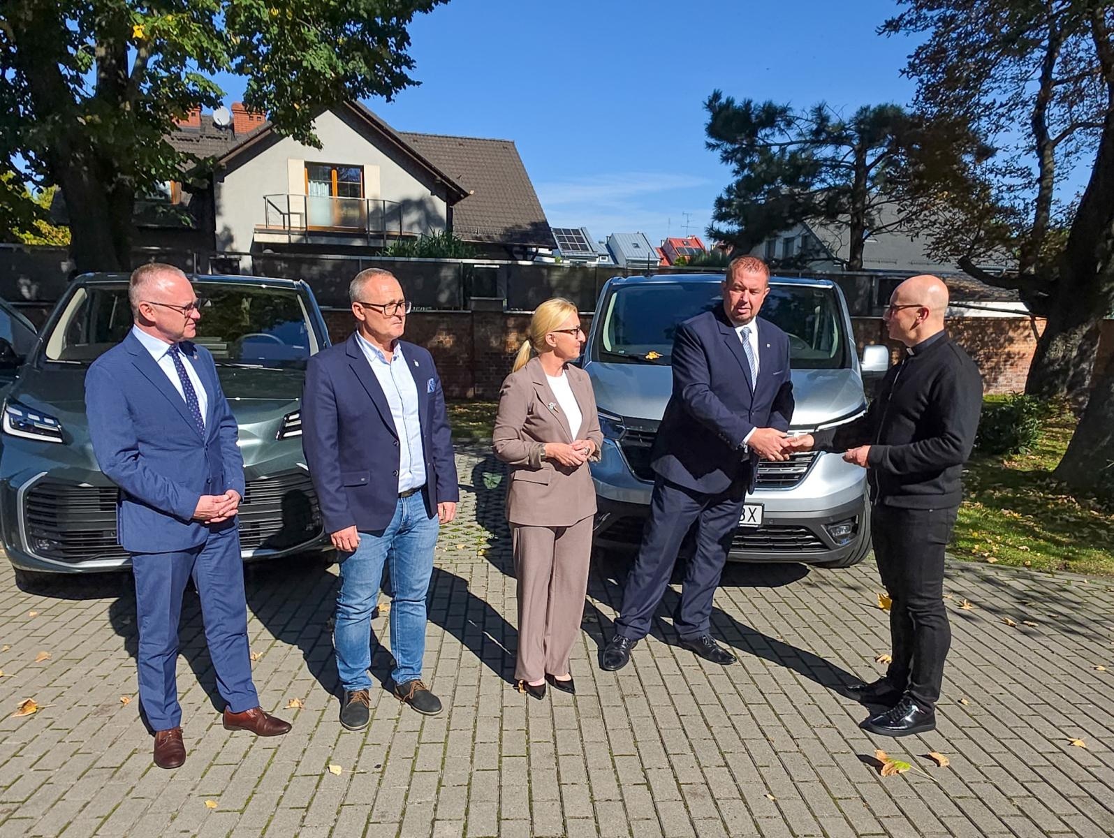 Zdjęcie w galerii na portalu naszraciborz.pl: Dwa nowe samochody do przewozu osób z niepełnosprawnościami trafiły do powiatu raciborskiego wiadomości z regionu